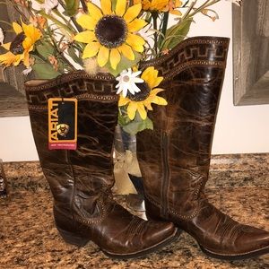 Beautiful Ariat boots.